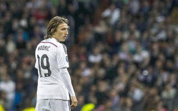 上海市政府向海港赠送冠军贺礼：木雕雄鹰和冠军奖杯刺绣